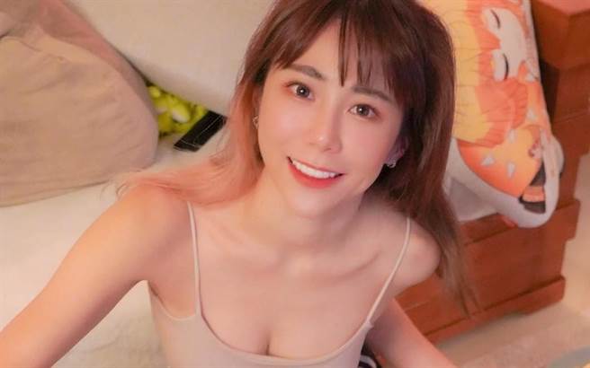 梓梓拥有好身材，居家防疫露出低胸爆乳装与纤细小蛮腰。(图/梓梓 官方脸书)

