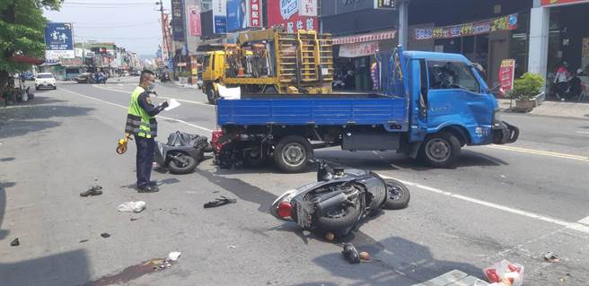自小客車和小貨車擦撞引發火燒車波及8機車及4小客車，1機車騎士傷重不治。(警方提供／林雅惠高雄傳真)