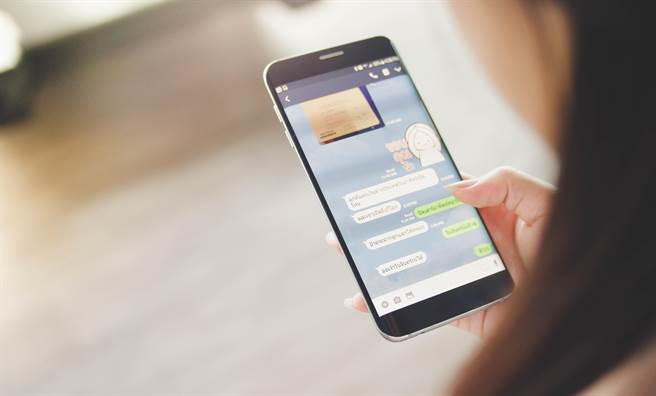 一名老司机向媒体爆料，称日前收到援交学生妹的邀约，还骗称自己已施打2剂疫苗，让他哭笑不得。（示意图／达志影像）