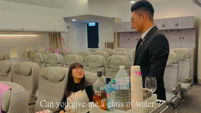 永平高中旅游科张凯翔、陈俐君，利用醒吾旅运系航空专业教室录制影片。（图/醒吾科大提供）