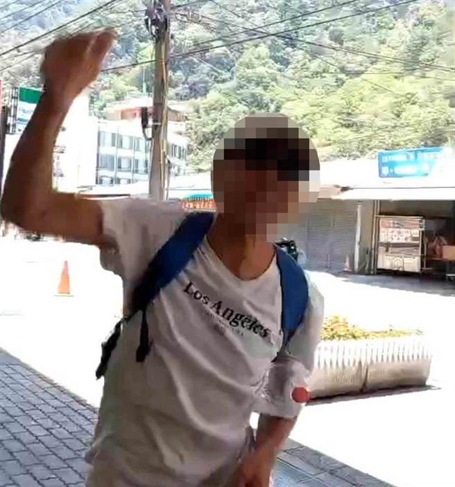 男子不服店员劝他戴口罩，情绪失控大声咆哮。（爆料网提供／陈淑娥台中传真）
