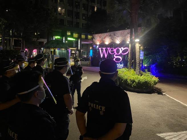 警察站在防疫第一线，暴露在染疫的风险中。图为警方日前临检知名摩铁，稽查有无色情业者转移阵地营业。（翻摄画面）