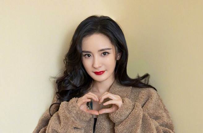 杨幂接连以《仙剑奇侠传三》、《宫》、《三生三世十里桃花》等戏爆红，让她再攀演艺事业高峰。（图／取材自杨幂微博）