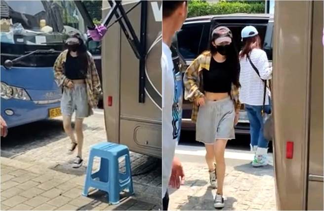 杨幂太瘦了，边走边拉裤。（图／取材自新浪娱乐）