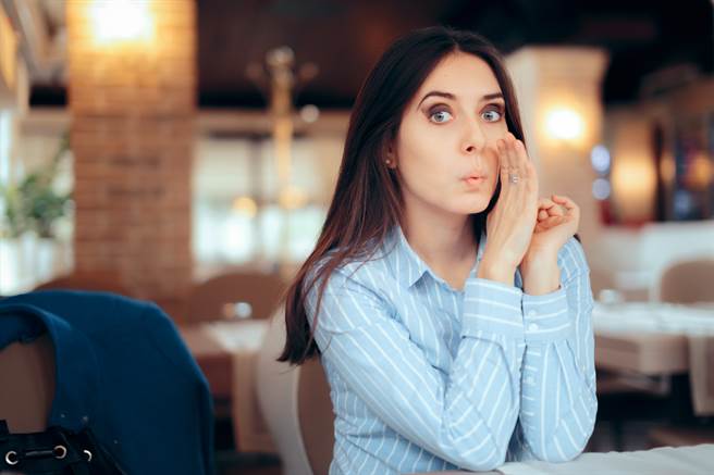 双子座、天秤座和水瓶座的人常常守不住秘密，四处谈论别人八卦，是典型的大嘴巴。(示意图/达志影像)