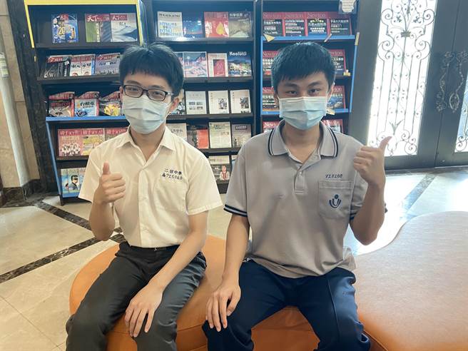 基隆二信高中商经科李杰融（左）及应用日语科庄庭棋（右）分别考出商管群及外语群日语类原始总分全国榜首。（翻摄照片／陈彩玲基隆传真）