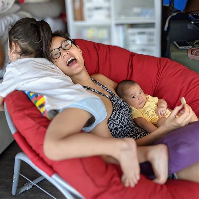 Janet在家和大寶Egan、二寶Dylan互動逗趣。（摘自臉書）