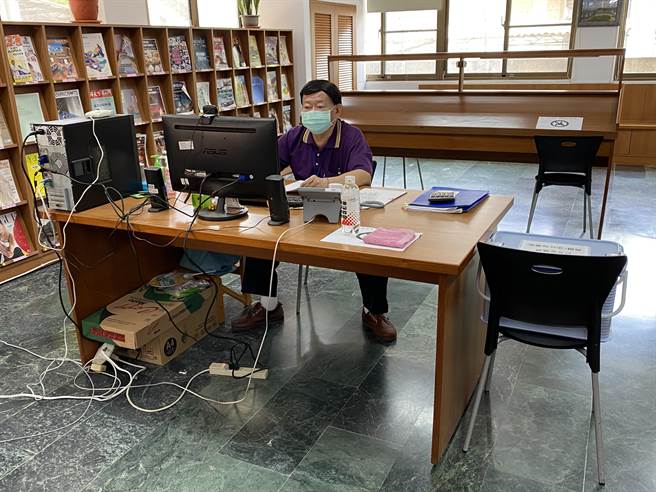 台南市大内区公所启动分舱、分流与异地办公模式，部分员工移至大内图书馆上班。（大内区公所提供／刘秀芬台南传真）
