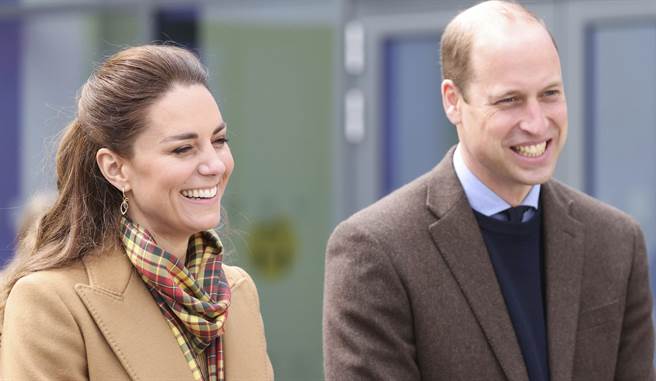 剑桥公爵夫妇威廉和凯特2021年5月25日出席苏格兰贝尔福（The Balfour）医院揭幕仪式的神情。（美联社）