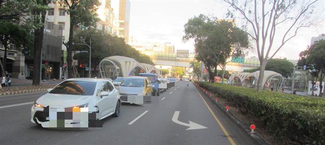 台灣大道25日下午發生兩起連環車禍。（民眾提供／盧金足台中傳真）  