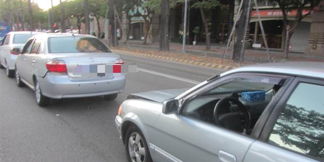台灣大道25日下午接連發生兩起連環撞車禍，疑未保持安全距離，撞到前面停等煞車的汽車。（民眾提供／盧金足台中傳真）