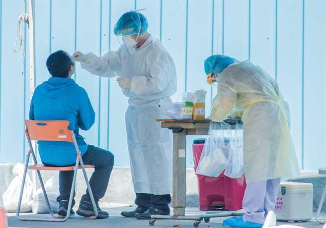 台中一名男子称自己快筛后没收到通知，隔日上班查看健保App才知道结果呈阳性，气得他怒批流程控管有问题。（示意图，非当事人／中时资料库）