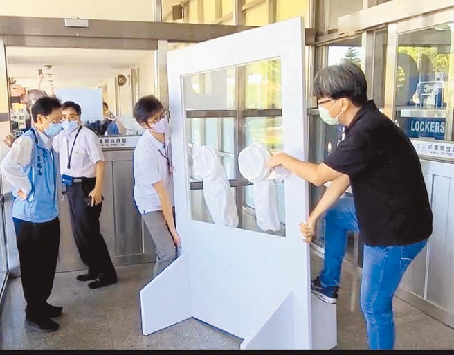 金门机场快筛站设置不到一天，就因中央撤销公告遭到拆除。（李金生摄）