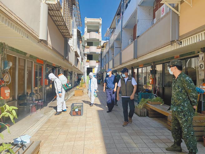 马祖接获中央流行疫情指挥中心通知，一名确诊者日前曾到马祖当地旅游，县府在掌握确诊者路径后，动员到各足迹点及大眾运输加强清洁消毒。（连江县政府提供）