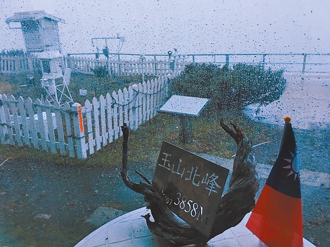 玉山群峰24日下雨，希望能烧熄杜鹃营地火灾。（谢新添提供／廖志晃南投传真）