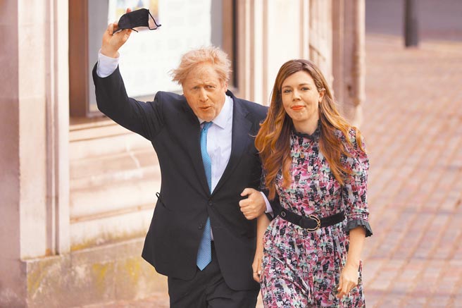 英国《太阳报》报导，首相强森（左）已致函邀请亲友，邀请他们于2022年7月30日，出席他和未婚妻凯莉（Carrie Symonds，右）的婚礼。（新华社）