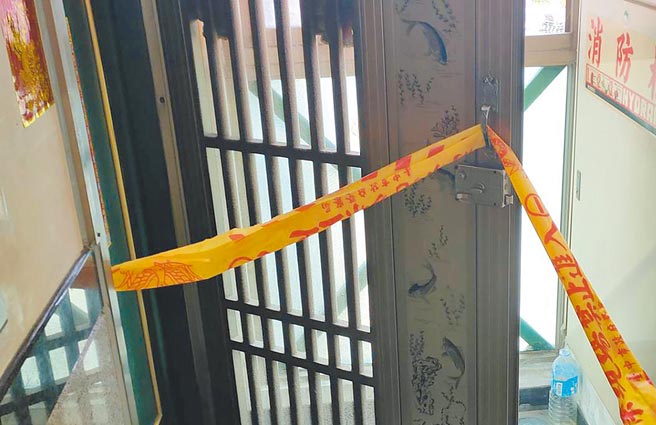 台中市24日發生板模工一家四口疑是輕生，造成3死1生還的家庭悲劇，警方拉起封鎖線，詳細調查。（民眾提供/黃國峰台中傳真）全國各縣市安心專線1925