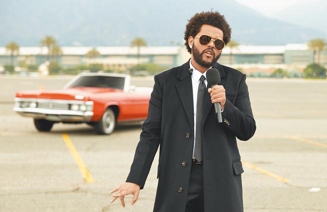 威肯以长版Botteaga Venetta的黑色套装出席。（CFP）