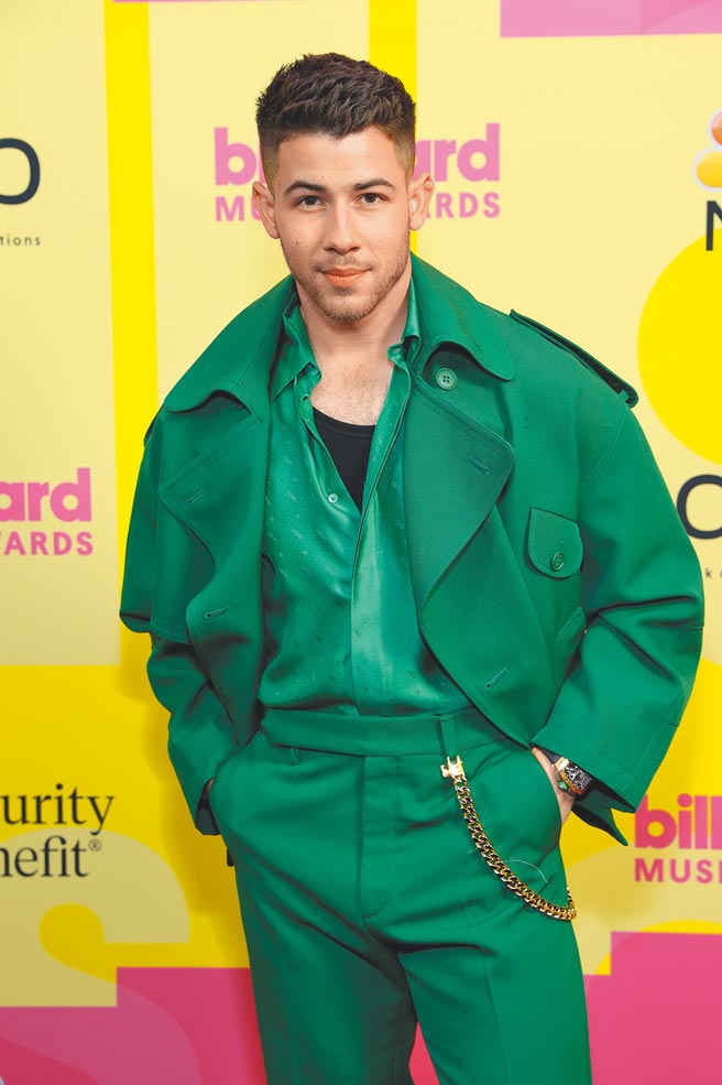 尼克强纳斯以绿色的Fendi套装抓住眾人视线。（CFP）