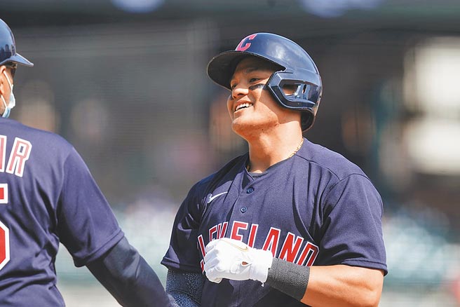 張育成昨以印地安人先發一壘手身分登場，貢獻1安打、1得分。（美聯社資料照片）