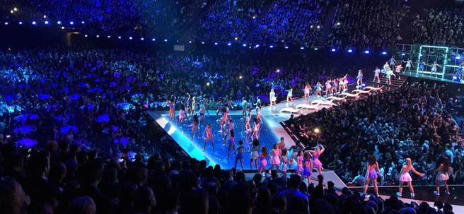 英國已開始測試開放大型群聚活動，包括足球賽、全英音樂獎頒獎典禮與大型夜總會表演，這幾場共約6萬人的試點活動後，全部參與者僅檢測出15人確診。圖為全英音樂獎晚會。(圖／推特@Urbana1069)
