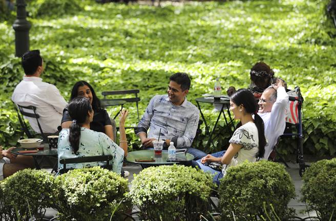 美國政府已下令，完成新冠疫苗接種者參加活動時可不戴口罩，越來越多的民眾在接種疫苗後，生活已逐步恢復正常。（圖／新華社）
