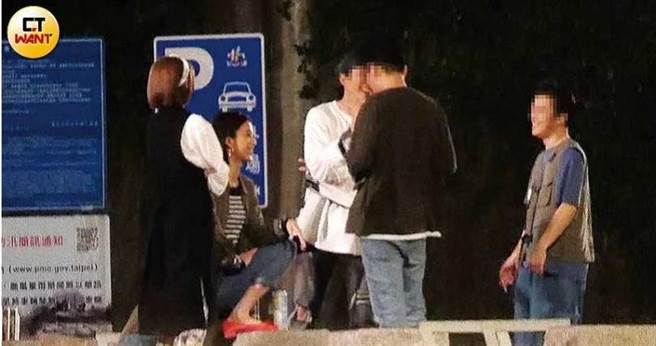 拍摄空檔时，陈庭妮一边和眾人聊天，一边拉筋提神。（图／本刊摄影组）