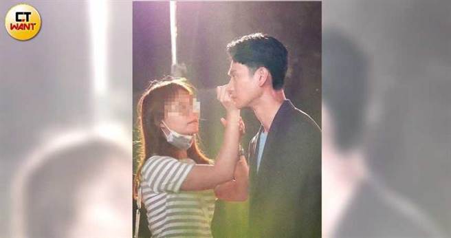 鲜少演出偶像剧的刘冠廷，上工前先让工作人员替他补妆。（图／本刊摄影组）