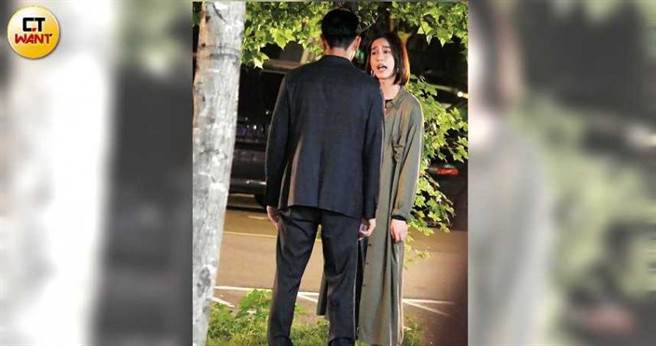 拍后，陈庭妮面露不悦，对刘冠廷大小声，像在演情侣争吵戏。（图／本刊摄影组）