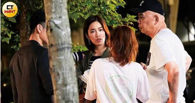 导演冯凯及工作人员，不断地上前和演员们讨论演出。（图／本刊摄影组）