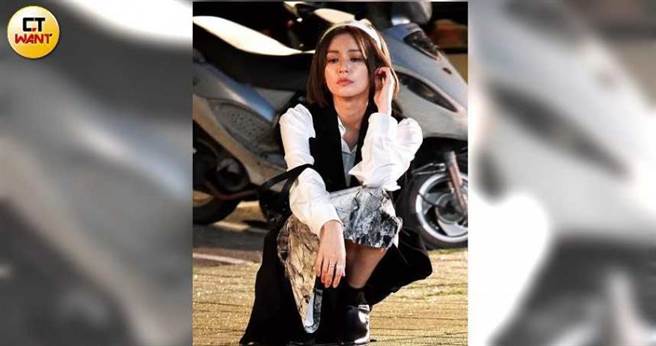 等戏的空檔，袁艾菲随地以亚洲蹲姿态休息。（图／本刊摄影组）