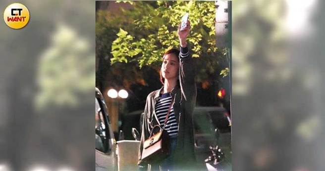 雖然是深夜時分，敬業的陳庭妮依舊打起精神演出。（圖／本刊攝影組）