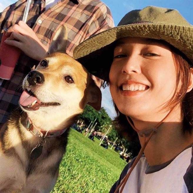 不排斥當媽的陳庭妮，先養了狗女兒Chelsea作伴。（圖／翻攝自陳庭妮臉書）