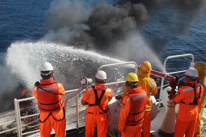 基隆籍渔船在澎湖七美外海气爆引大火，10船员跳海获友船救起。(海巡署提供)
