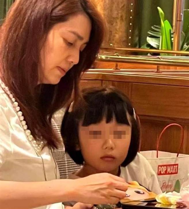 洪欣素顏被捕获。(图／翻摄自东网)