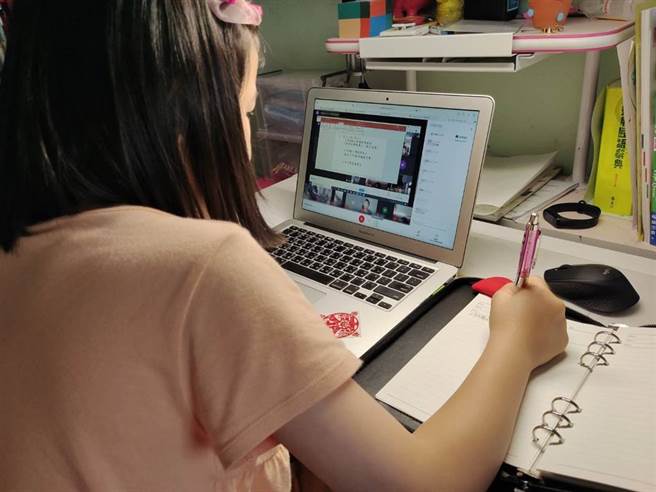 南港妈嘆请假顾小孩恐吃土，网霸气喊话可借钱，让眾人看了超感动。（本报系资料照／蔡依珍摄）