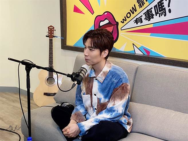 潘裕文接受主持人吴小帽、吴珊珊访问，分享昔日恋情。（《Wow靠！有事吗？》提供)