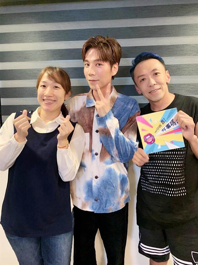 潘裕文接受主持人吴小帽、吴珊珊访问，分享昔日恋情。（《Wow靠！有事吗？》提供)