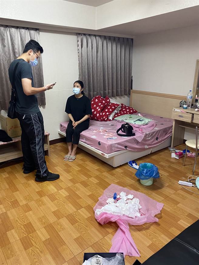 在网上PO出自己的清凉内衣照，主打「全素人、身材美艳、中文沟通没问题、半小时1800元至3000元。」