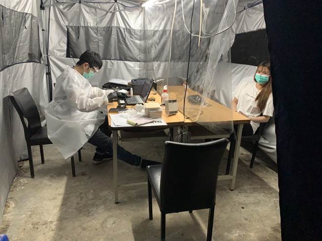 员警侦讯均先以酒精消毒并测量体温，亦利用室外空旷空间，并布置隔离措施实施询问。(戴志扬翻摄)
