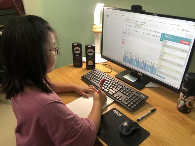国小学童在家使用「学习吧LearnMode」进行线上课程。(学习吧提供／李侑珊台北传真)