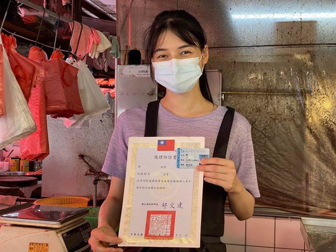 全台最美鱼贩阿澎刘心语，最近因疫情关系让演艺事业停摆，上周他返乡彰化社头帮父母卖鱼，最近看到柯P发出的退职医护召集令，让具有护理师身分的她，决心投身第一线抗疫。（民眾提供／吴建辉彰化传真）