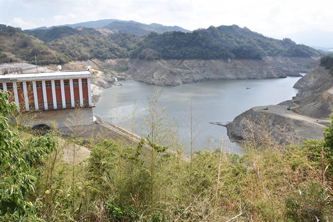 苗栗鲤鱼潭水库储水持续探底，目前只剩大坝周边还有少许存水。（谢明俊摄）