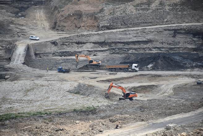 民间包商目前正在景山桥下段作业清淤。（谢明俊摄）