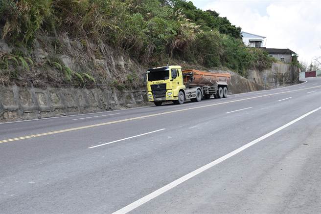 台3线砂石车来返穿梭载运淤泥，车速相当快。（谢明俊摄）