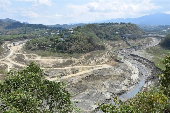 鲤鱼潭水库景山桥至新开村一带乾枯一片。（谢明俊摄）