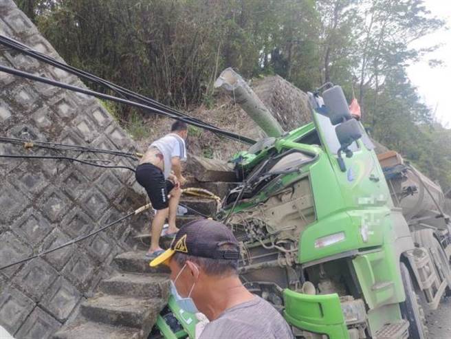 台3线日前发生砂石车自撞边坡事故。（大湖警分局提供／谢明俊苗栗传真）