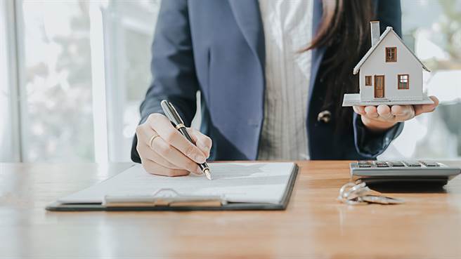 有网友分享疫情期间遇上佛心房东，主动减收租金甚至不收。不过眾多网友哀嘆「那都是别人的房东」。（示意图，达志影像/shutterstock）
