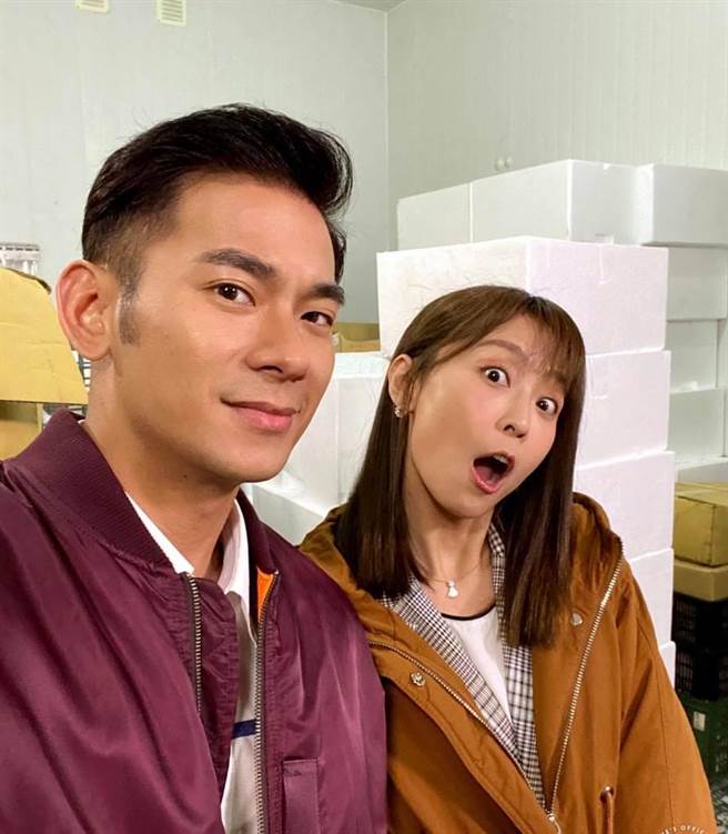 亮哲与林昀希演父女私下互动逗趣。（摘自脸书）