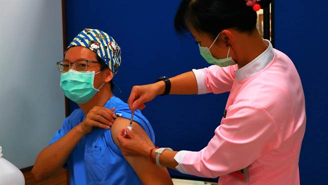 国内疫情大爆发，屏东县府为维护医疗照护量能，下令18至21日暂停民眾接种疫苗，要优先让医护人员使用。（谢佳潾摄）